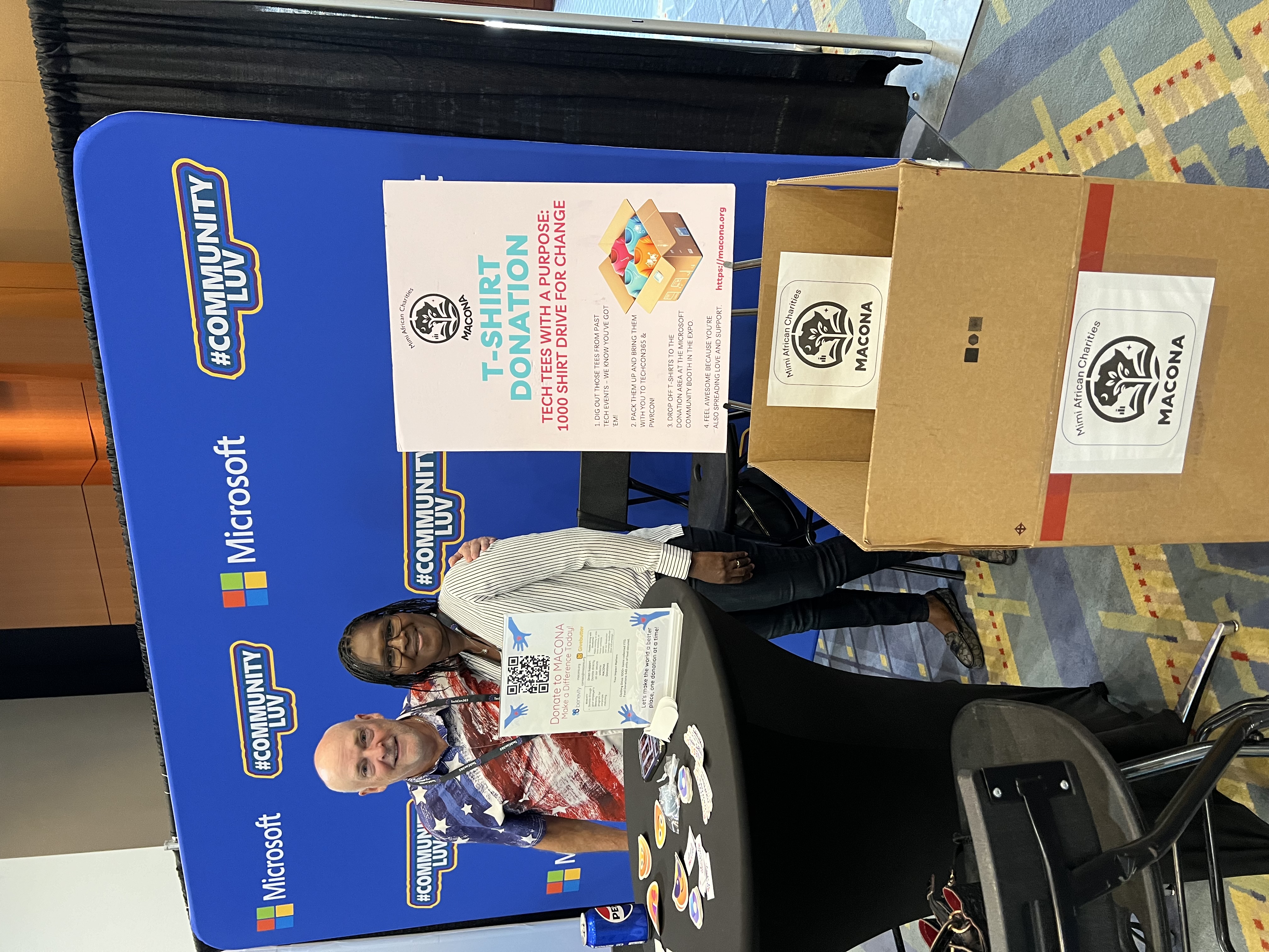 Microsoft MVP Brian Alderman helping at the MACONA booth