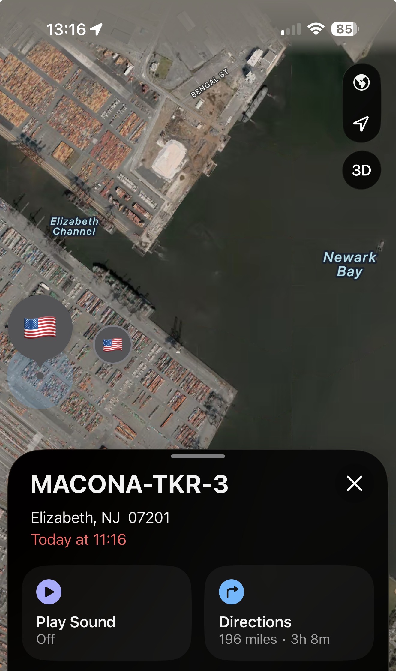Find My map showing the MACONA-TKR-3 tracker at the Port Newark and Elizabeth container terminal on Newark Bay in Elizabeth, New Jersey.